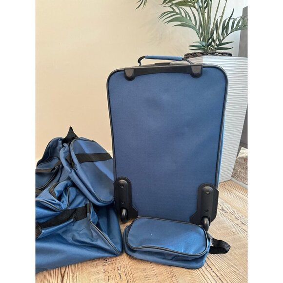 TAG Freehold 4-Piece Softside Spinner Softside Luggage Set suitcase carry on - Picture 9 of 12